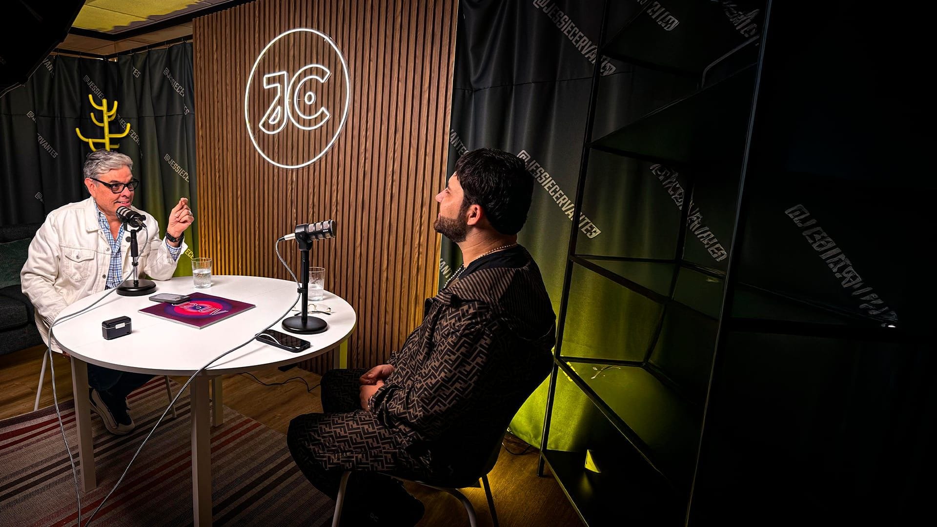 Jessie Cervantes conduciendo su podcast frente al micrófono