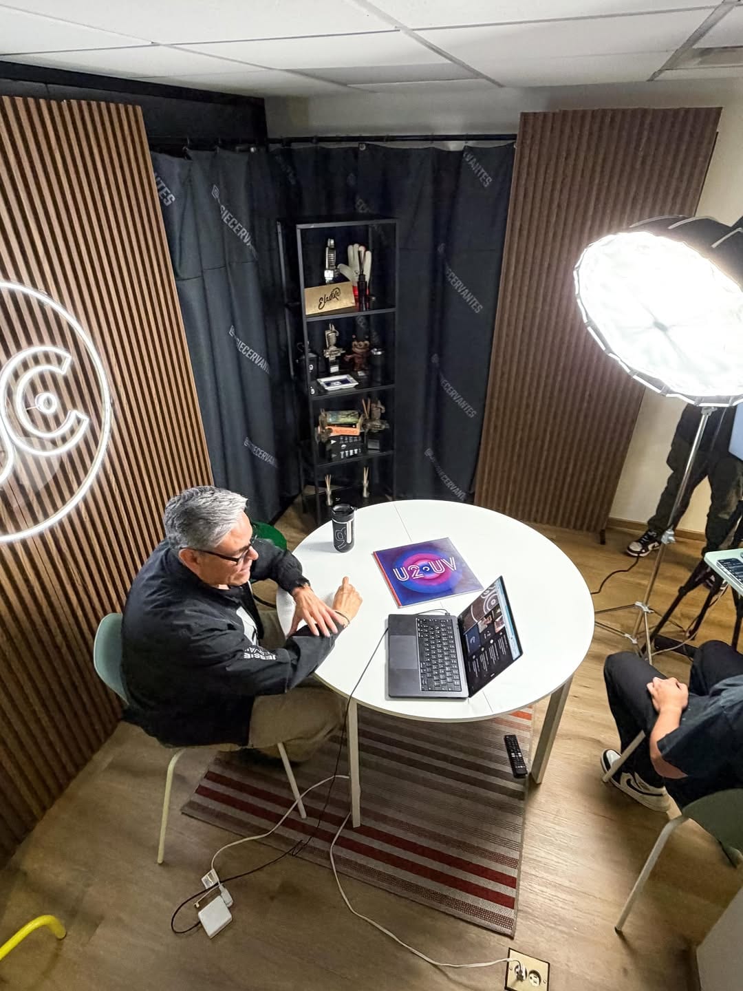 Detrás de cámaras del set del taller El Valor de Conversar