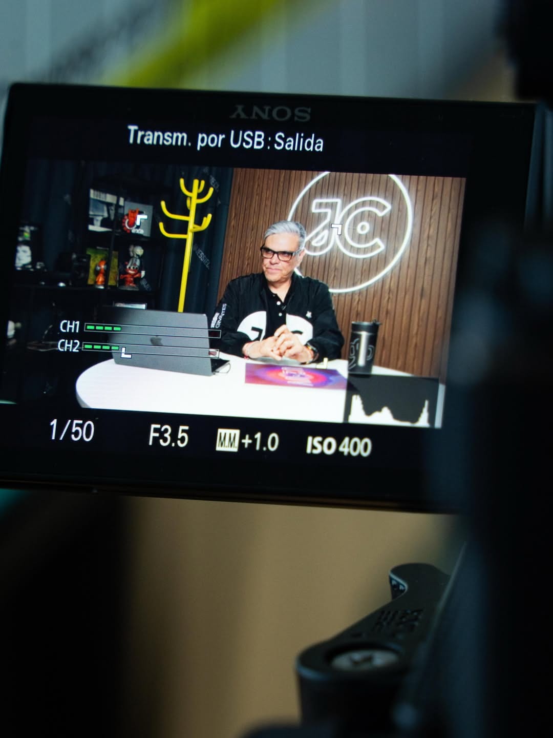 Vista del set y la transmisión en vivo del taller a través del monitor de la cámara