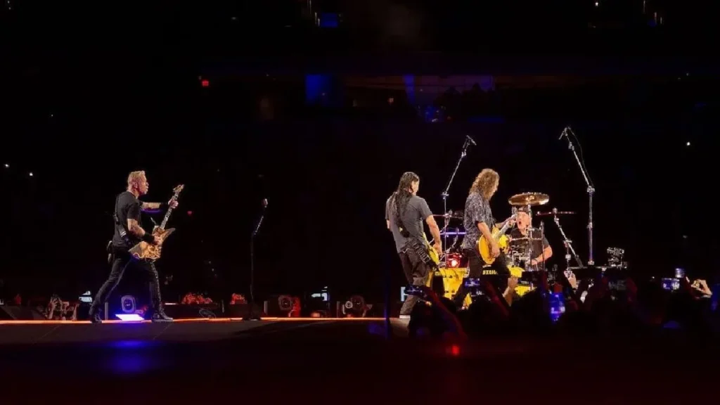 Perro se filtra a concierto de Metallica y lo disfruta desde uno de los asientos