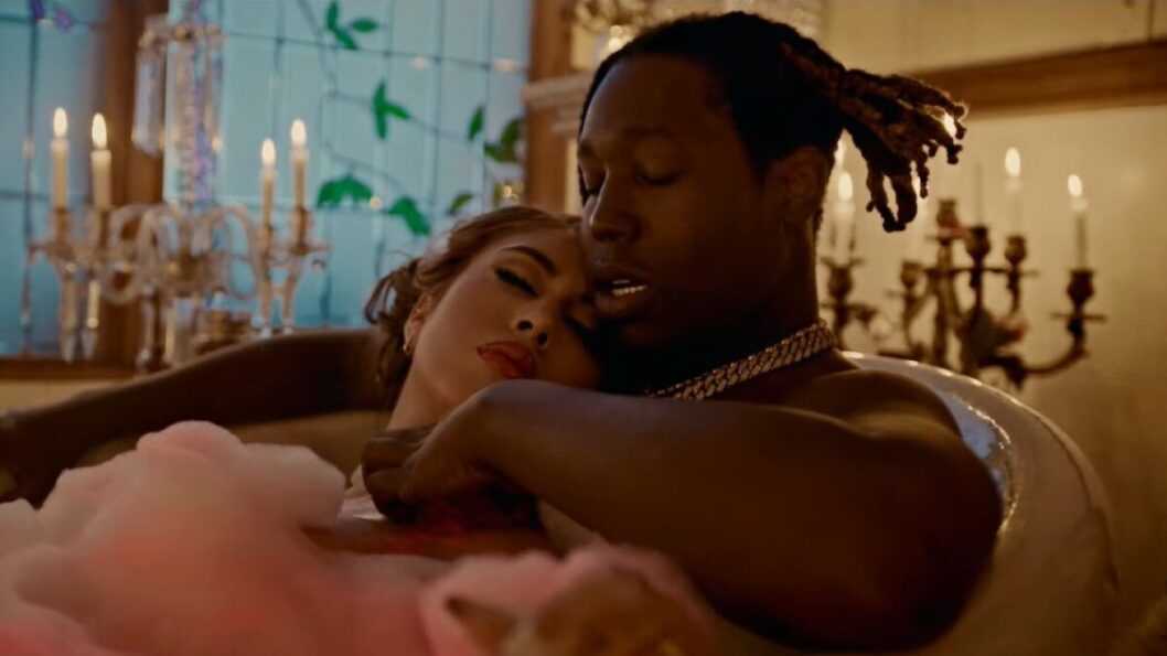 Kali Uchis revela con emotivo video que está embarazada