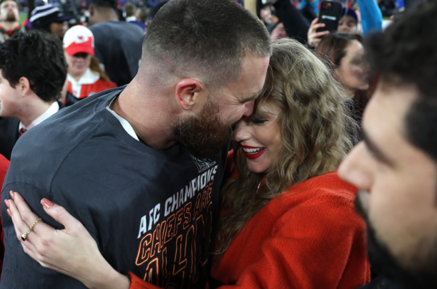 Taylor Swift da apasionado beso a Travis Kelce tras pase de Chiefs al Super Bowl