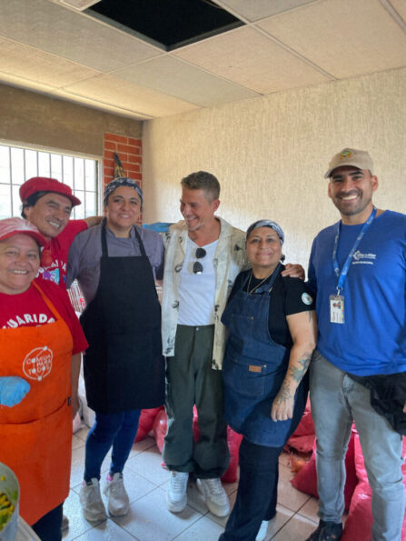Alejandro Sanz visita a afectados tras incendios en Chile