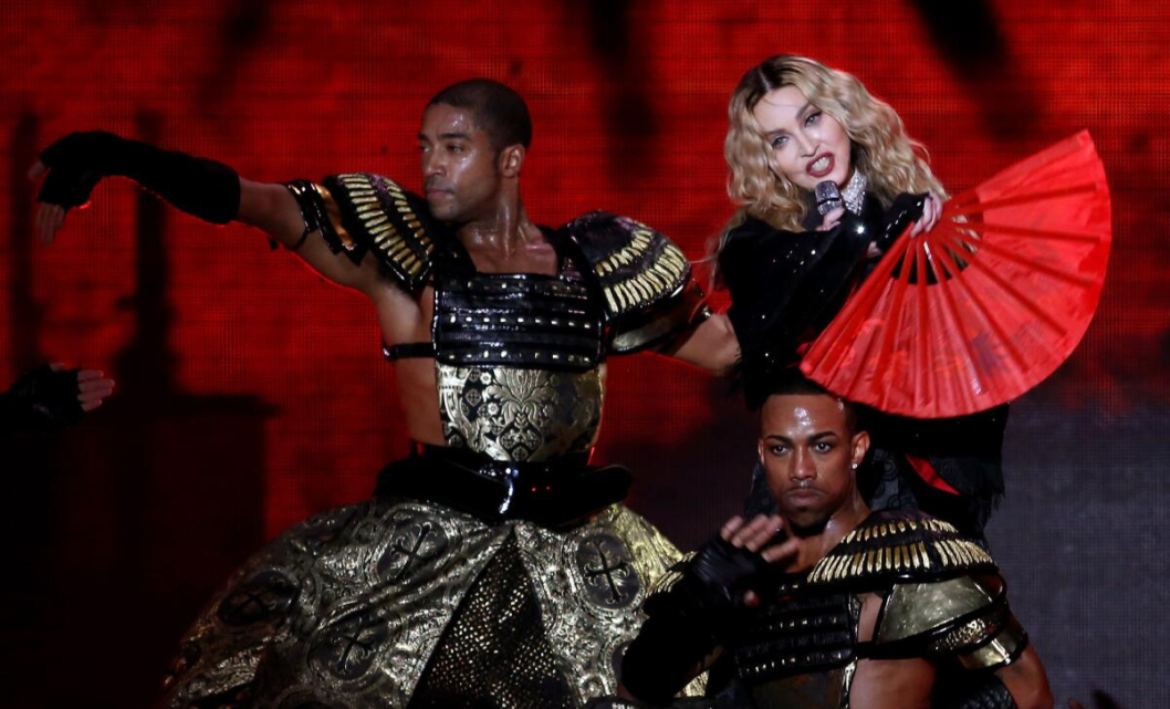Madonna se disculpa con fan en silla de ruedas, tras momento incómodo 