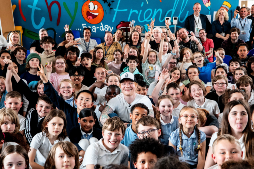 Ed Sheeran ofrece show sorpresa para alumnos de primaria