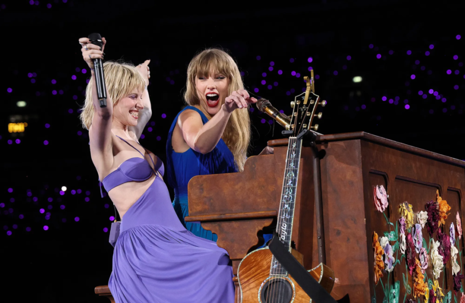 Hayley Williams de Paramore sube al escenario a cantar con Taylor Swift