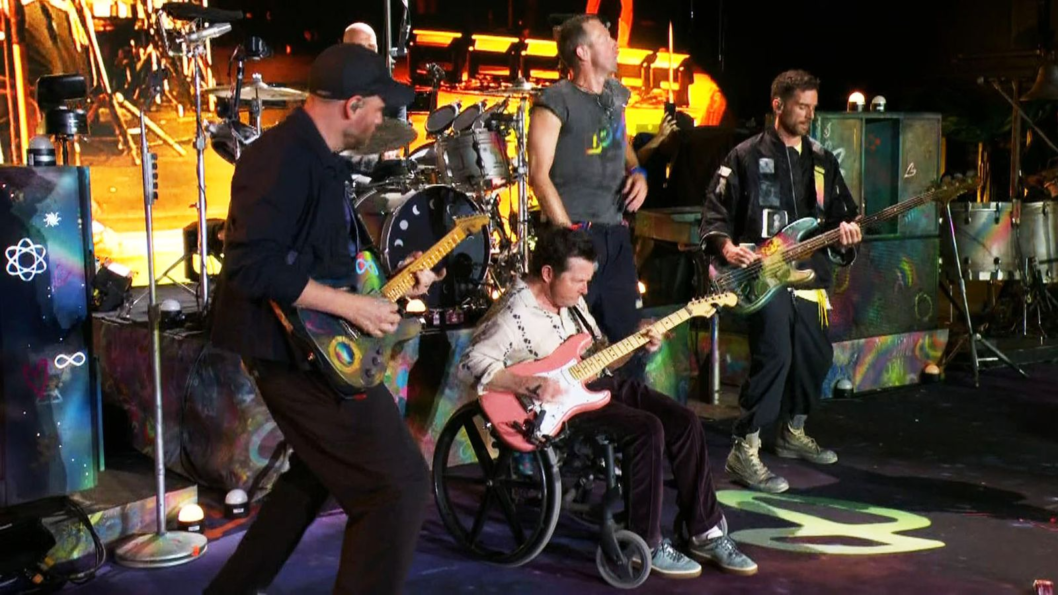Coldplay sube a Michael J. Fox al escenario, durante su show en Glastonbury