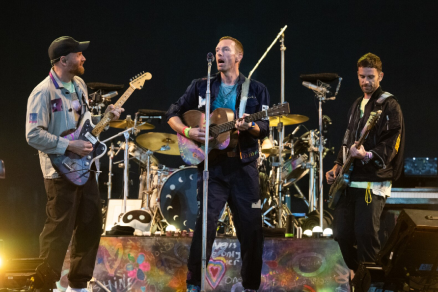 Coldplay estrena el video de “feelslikeimfallinginlove”