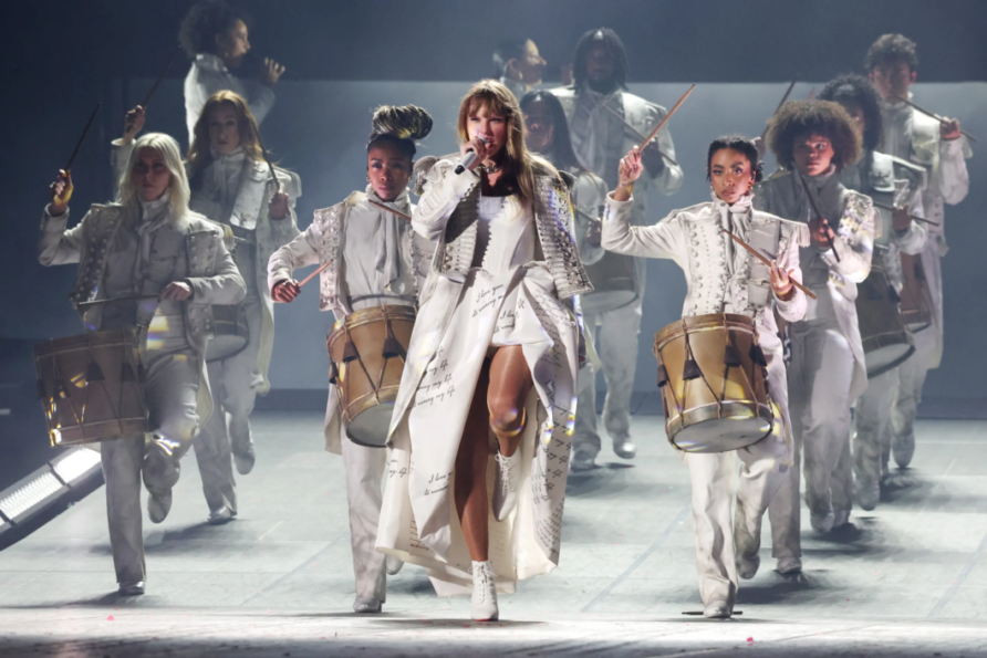 Taylor Swift muestra el detrás de su "Eras Tour" en nuevo videoclip