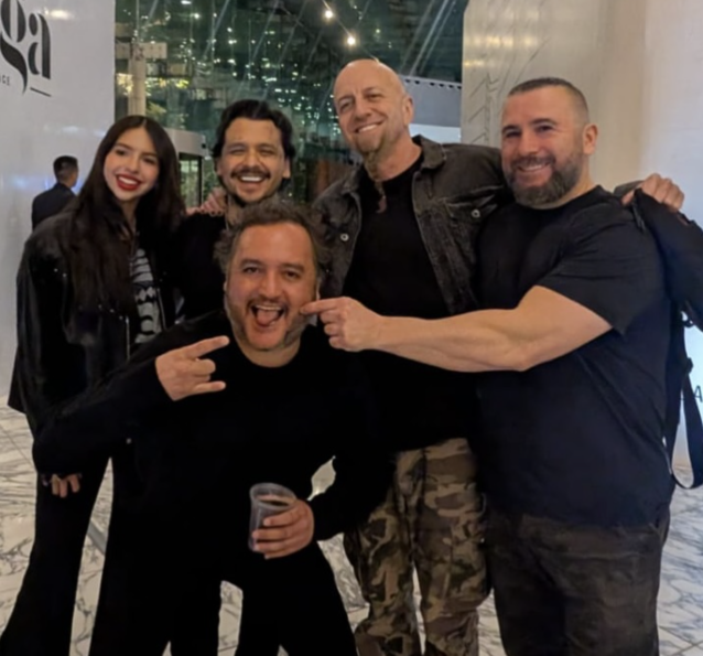 Bajista de System of a Down comparte foto con Ángela Aguilar y Christian Nodal