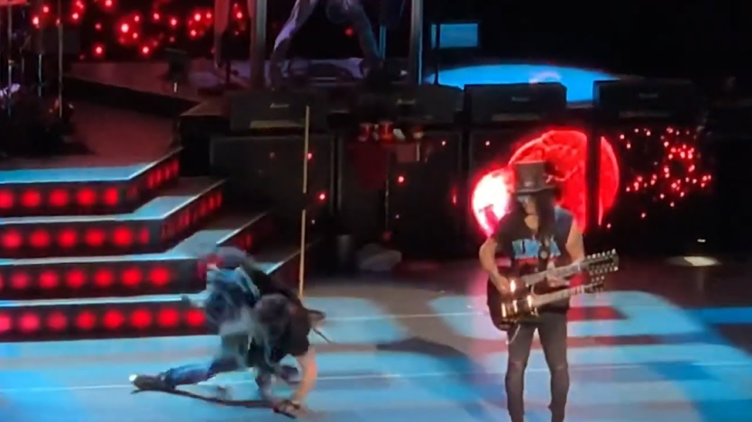 Guns N Roses comparte en redes compilado de caídas de AXL Rose