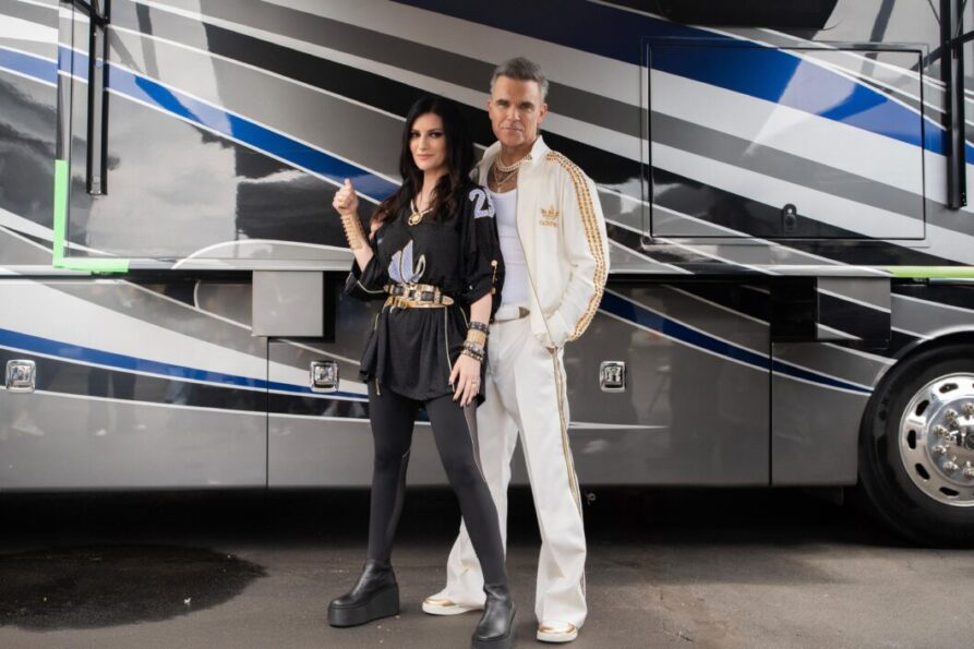 Laura Pausini y Robbie Williams cantan juntos en ceremonia de clausura del Mundial de Clubes