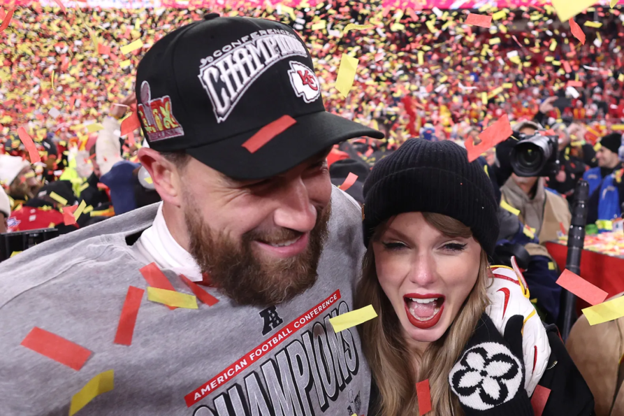 Taylor Swift y Travis Kelce están oficialmente comprometidos