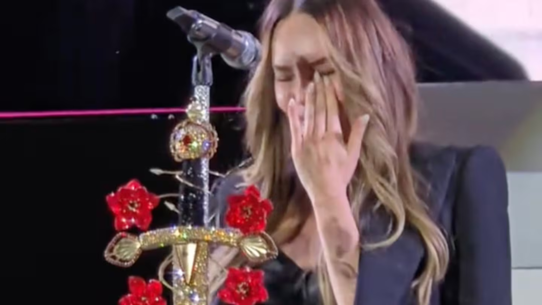 Belinda rompe en llanto en pleno show en Guadalajara